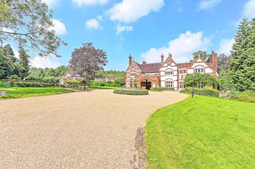 uma propriedade com uma casa grande com uma entrada em Exquisite Manor House in Surrey Hills em Lower Kingswood