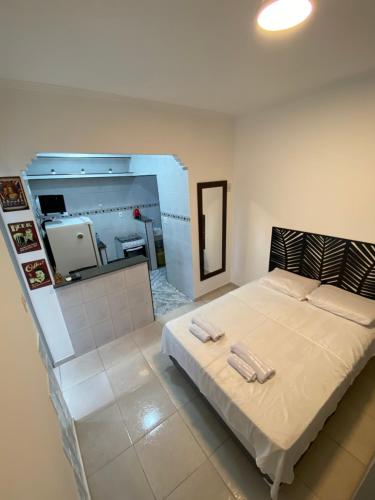 - une chambre avec un lit et 2 serviettes dans l'établissement Lindo apartamento na Ponta da Praia, em Santos :), à Santos