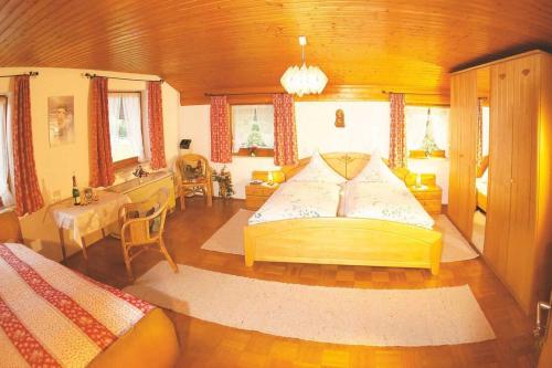 1 dormitorio con 1 cama, mesa y sillas en Beim Most`l en Grabenstätt