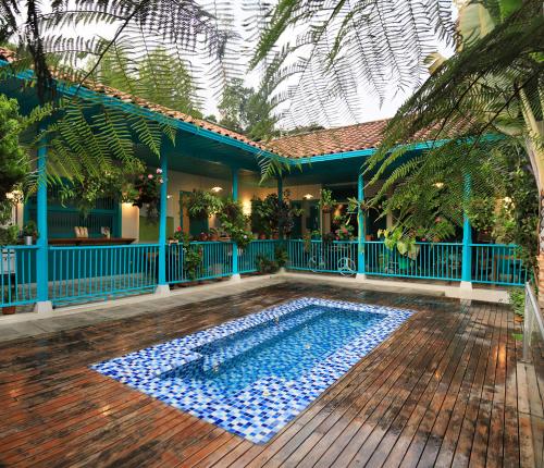 a swimming pool in the middle of a house at Casa de las Dos Palmas in Salento