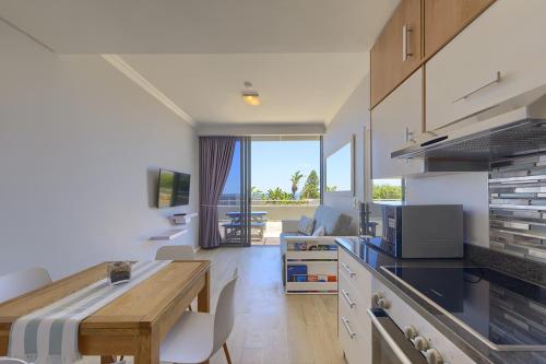 Кухня або міні-кухня у Heaven on Earth - Blouberg Beachfront Self-catering Apartment