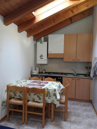 Kuchyň nebo kuchyňský kout v ubytování Appartamento con terrazza a Sant'Orsola Terme - val dei Mocheni - Trentino