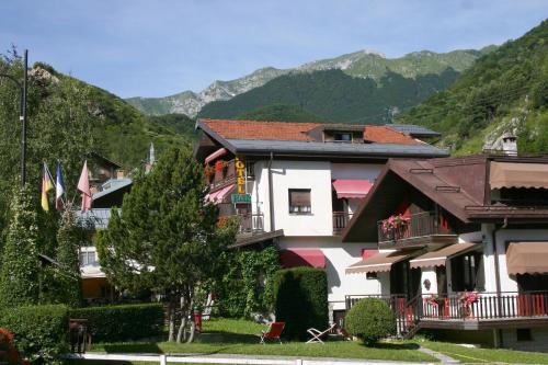 un grupo de edificios con montañas en el fondo en Albergo Martinet, en Vernante