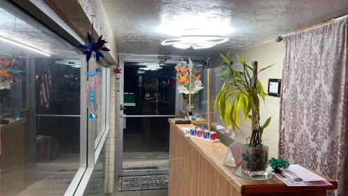 een badkamer met een aanrecht met bloemen erin bij American inn in Elko