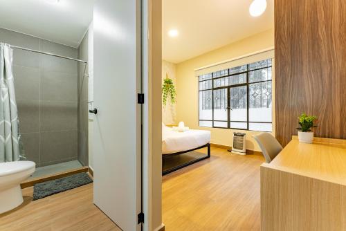 baño con ducha y 1 cama en una habitación en Casa Danubio near Reforma by VH, en Ciudad de México