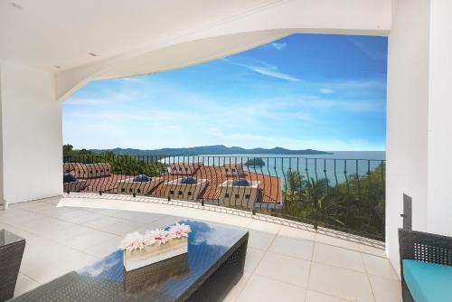 プラヤ・フラミンゴにあるPlaya Flamingo, Stunning Sunset View Condominium Flamingo Towers 17の海が見えるバルコニー