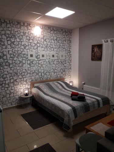 um quarto com uma cama e uma parede de tijolos em Samodzielny domek –typu studio - 35m2 centrum Ciechanów em Ciechanów