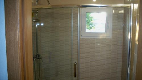 a shower with a window in a bathroom at MONTE DO SALTO DA RAPOSA in Figueira e Barros