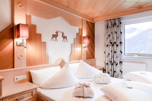 a bedroom with two beds and a mirror at Apart Oberhaus in Kappl