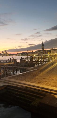 Blick auf einen Pier mit einer Stadt im Hintergrund in der Unterkunft Beatiful modern flat Venice centre with private lounge green area relax in Venedig
