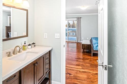 Gallery image of Midtown Anchorage Basecamp Condo B in Anchorage