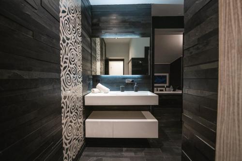 V APARTMENTS tesisinde bir banyo