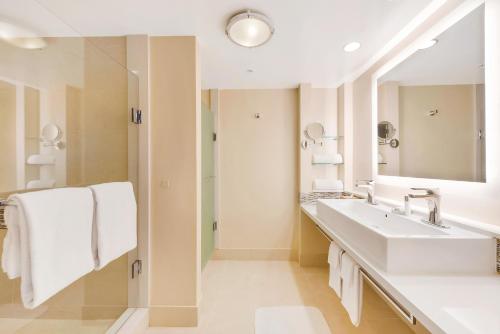 un baño con lavabo y espejo en Eden Roc Miami Beach, en Miami Beach