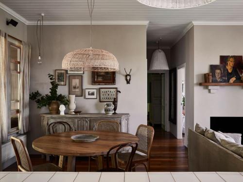 ein Wohnzimmer mit Tisch und Couch in der Unterkunft Milk and Honey in Daylesford