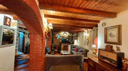 ein Wohnzimmer mit Sofa und Ziegelwand in der Unterkunft La Covatilla III in La Hoya