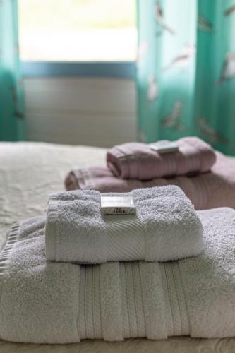 two towels sitting on top of a bed at Hospedaria Os Memorialistas - Paranapiacaba in Paranapiacaba
