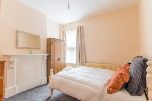 1 dormitorio con cama y ventana en The Avenue House en Leicester