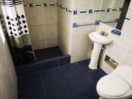 a bathroom with a toilet and a sink and a shower at Casa de Mateo - Zorritos - Tumbes in Zorritos
