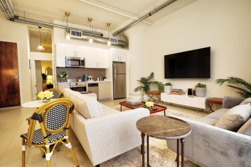 ein Wohnzimmer mit 2 Sofas und einem TV in der Unterkunft Classic Los Angeles Elegance in Downtown, Sleeps 4, Free Parking and 360 Degree View Roof Top Pool! in Los Angeles