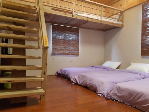 雙溪區的住宿－雙禾庭園民宿 (Shuanghu Garden B&B)，带两张双层床的客房中的两张床