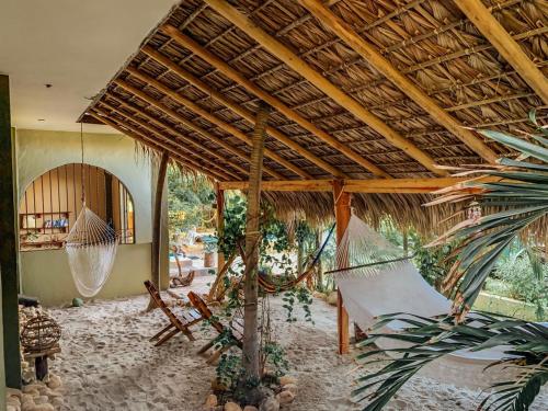 een kamer met een hangmat in een huis bij Beach Front Guesthouse in Puerto Escondido