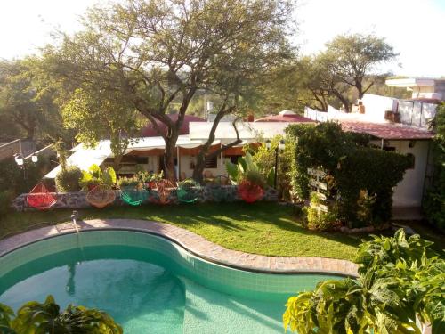 特基斯基亞潘的住宿－Hotel Casa Pahpaqui，一座房子的院子内的游泳池