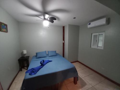 Una cama o camas en una habitación de Roatan Backpackers' Hostel