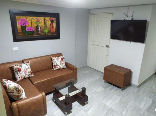 sala de estar con sofá y TV de pantalla plana en Piso 2-apartment near to Cali Airport en Palmira