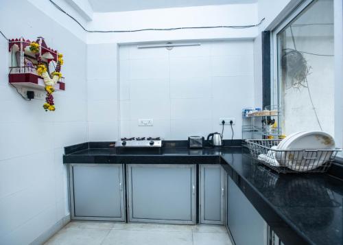 Dapur atau dapur kecil di Bendre's Holiday Home & Lawns-Karla