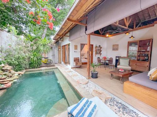 una casa con piscina en un patio en Villa Casa Koko en Gili Air
