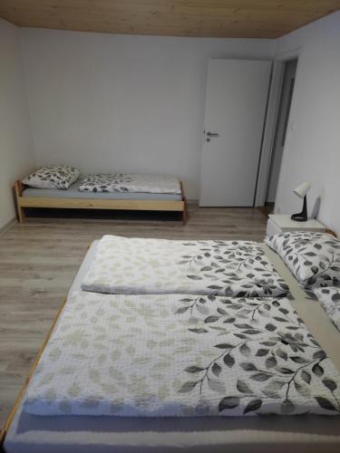 Ένα ή περισσότερα κρεβάτια σε δωμάτιο στο Apartmány PRO LIPNO