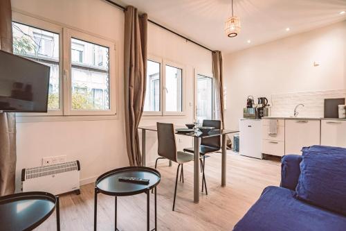 sala de estar con sofá azul y mesa en SOCOTRA - Logement Climatisé en Centre-Ville, en Reims