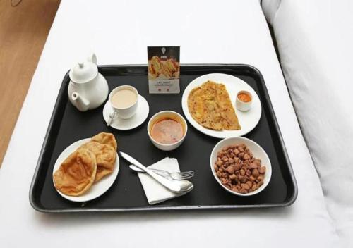 uma bandeja de comida com alimentos para o pequeno-almoço e café em Apical Resort em Bhimtal