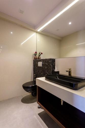 Ein Badezimmer in der Unterkunft Svenska Design Hotel Kakinada