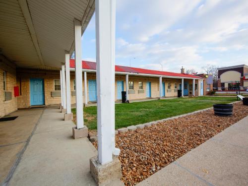 un edificio con columnas blancas en el patio en Hotel O Markham IL near Harvey/Tinley Park, en Markham