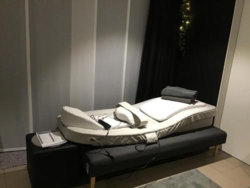 a platform bed with phones on top of it at Guesthouse De Steenberg tweepersoonskamer met grote badkamer, kitchenette en tuinzicht op de eerste verdieping in Geel