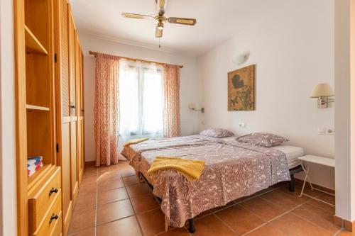 Un pat sau paturi într-o cameră la Rosas Cantares: Casa Maurus.