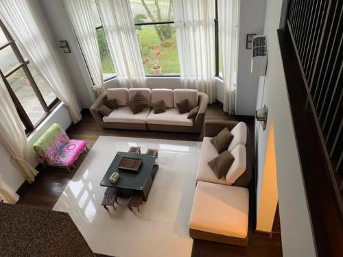 ein Wohnzimmer mit einem Sofa und einem Tisch in der Unterkunft CA Homestay Borneo Highland in Kampong Teng