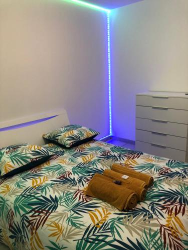 1 dormitorio con 1 cama con un edredón colorido en Superbe appartement en Roanne