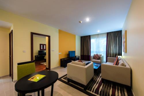 Posezení v ubytování Ramada by Wyndham Downtown Dubai