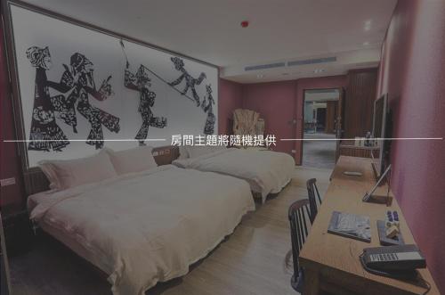 - une chambre avec 2 lits et un bureau avec un ordinateur dans l'établissement The Tree House, à Kaohsiung