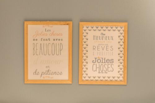 deux images encadrées sur un mur avec écriture sur elles dans l'établissement WS Montmartre - Sacré Coeur, à Paris