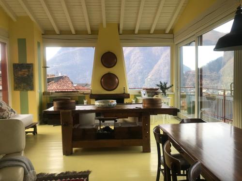 Ресторант или друго място за хранене в Le Vetrate sul Lago Lake Como Amazing View