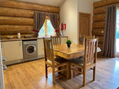 Kuchyň nebo kuchyňský kout v ubytování Ewes Water Log Cabins