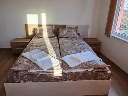 - un lit avec 2 oreillers dans une chambre dans l'établissement Винарна-Славовица, à Kalugerovo