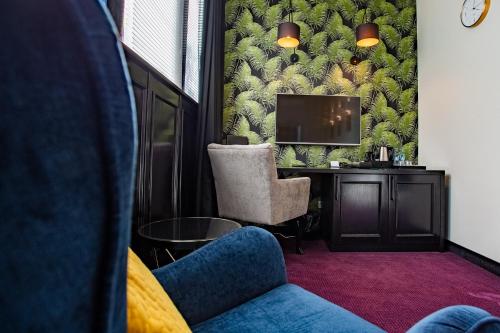 Televízia a/alebo spoločenská miestnosť v ubytovaní Hotel Szara Willa