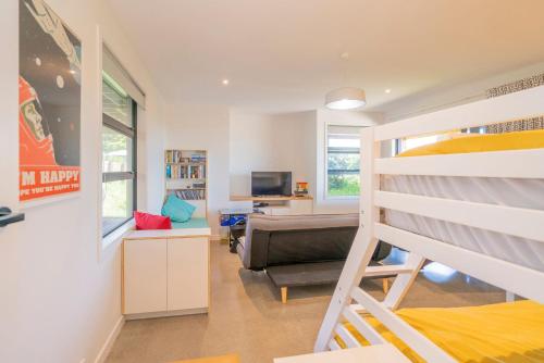 Poschodová posteľ alebo postele v izbe v ubytovaní Hosts on the Coast Ātaahua.