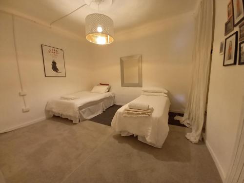 Ένα ή περισσότερα κρεβάτια σε δωμάτιο στο Rustic Remote Traditional Family Farmhouse Casa Celestina Abruzzo 49 Macchiametola