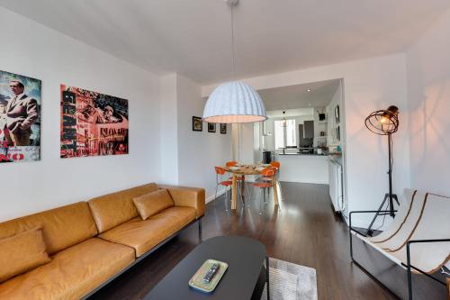 un salon avec un canapé et une table dans l'établissement Allure - 2 bedroom apartment with balcony in the centre of Annecy, à Annecy