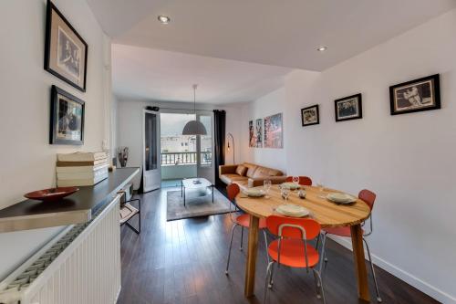 une cuisine et un salon avec une table et des chaises dans l'établissement Allure - 2 bedroom apartment with balcony in the centre of Annecy, à Annecy